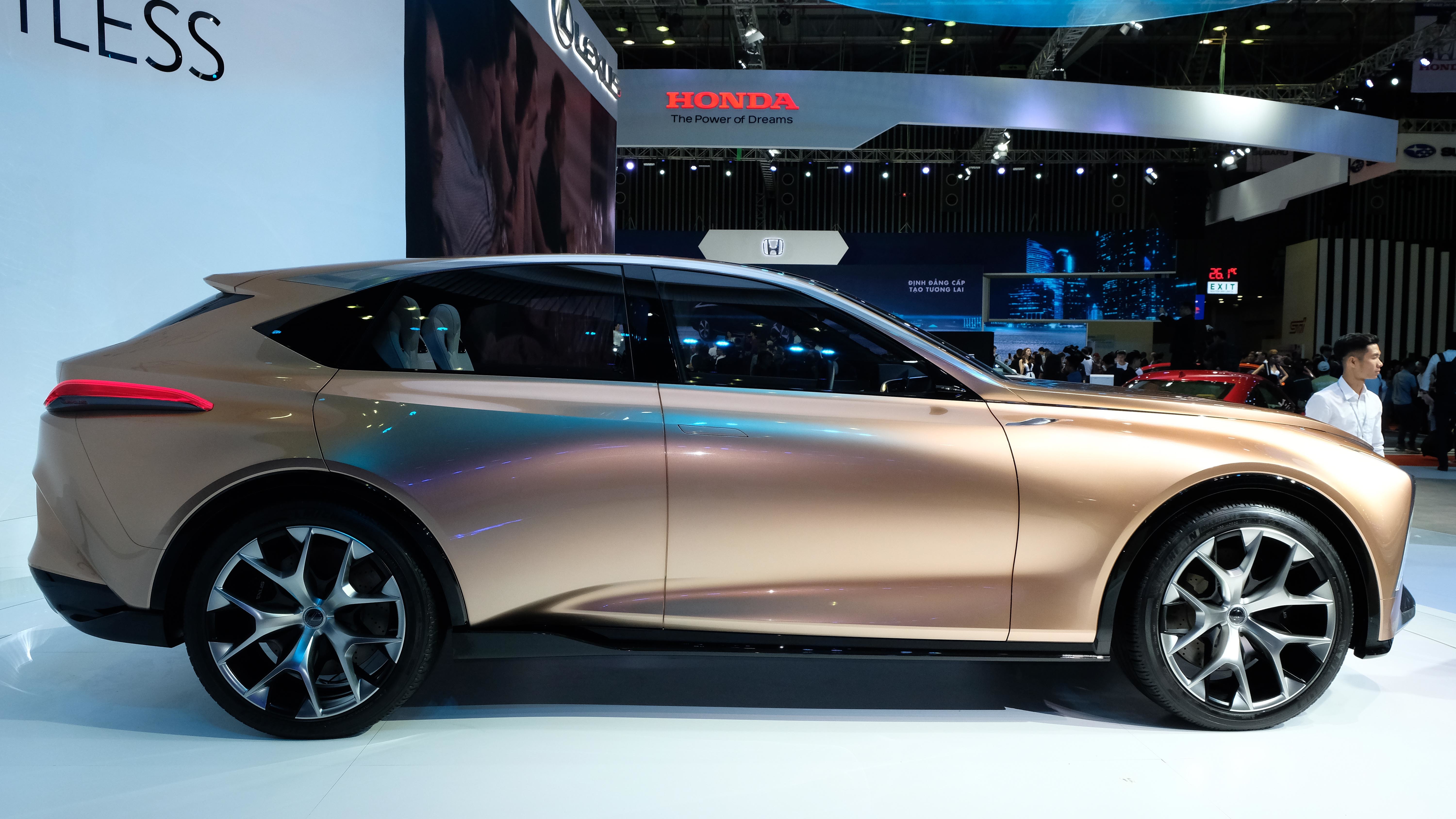 Theo Lexus, mẫu crossover hạng sang LF-1 Limitless kế thừa tinh hoa từ nghệ thuật chế tác kiếm Nhật Katana, sở hữu những công nghệ hiện đại nhất