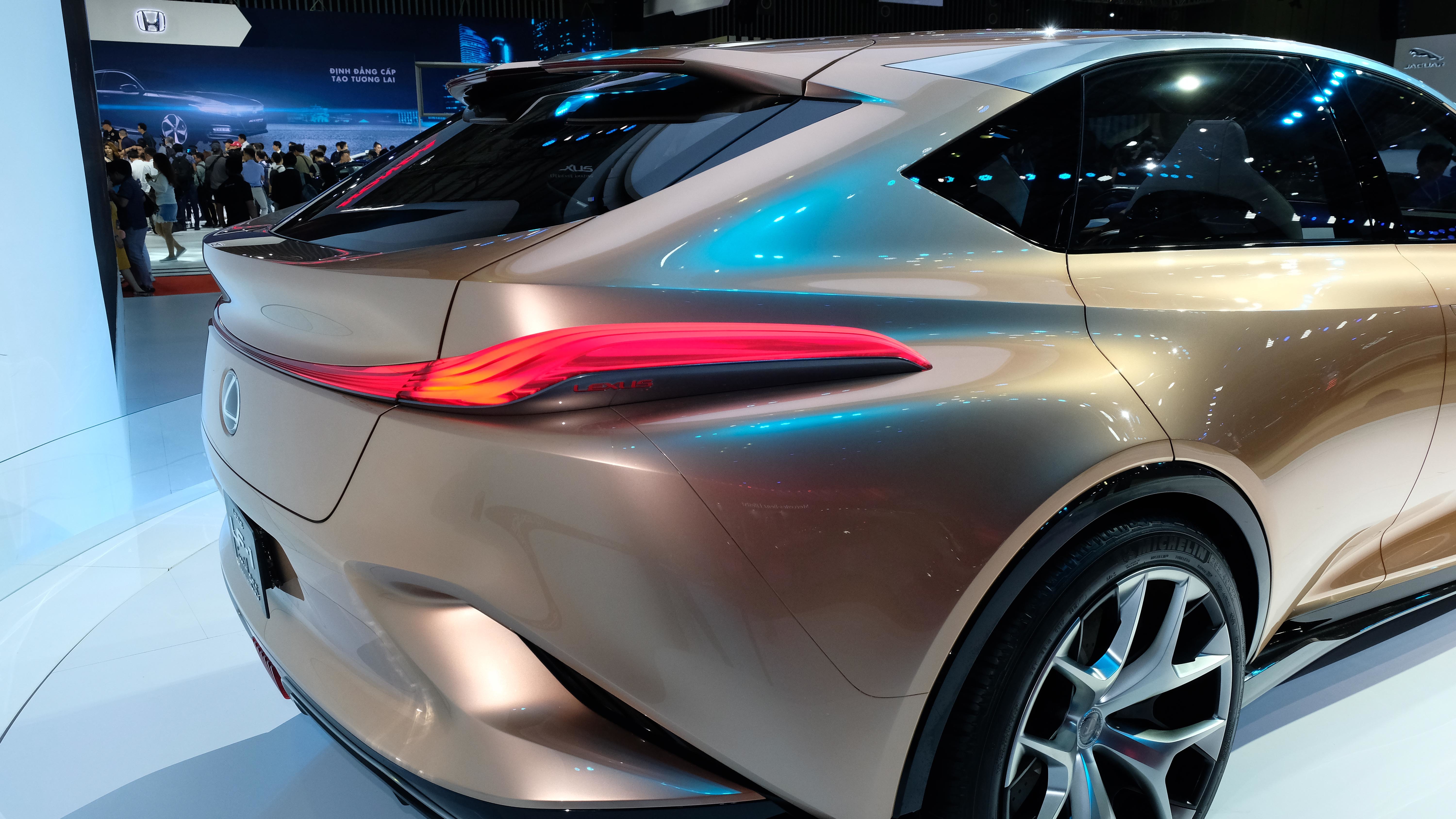 Đèn hậu đuôi xe thiết kế mềm mại, cũng sử dụng công nghệ LED, cho người nhìn cảm giác như một dòng chảy trải dài từ bên này sang bên khác