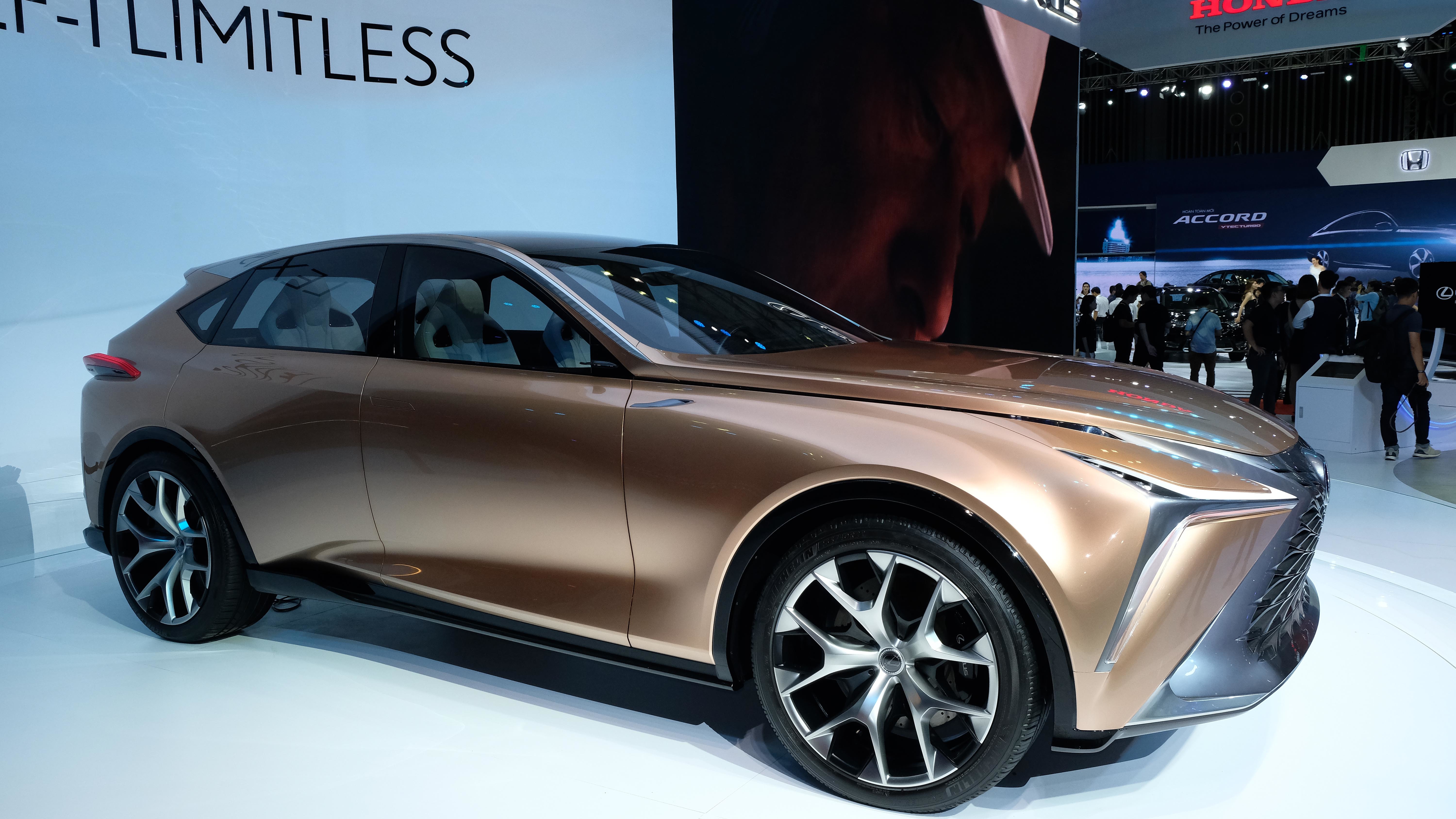 Lexus LF-1 Limitless được trang bị động cơ hiện đại đem tới khả năng vận hành đầy hứng khởi, linh hoạt sau tay lái và được bổ sung các tiện ích hiện đại hàng đầu như chế độ Chauffeur (Tự động) cho phép vận hành không cần dùng tay hay hệ thống dẫn đường bốn chiều