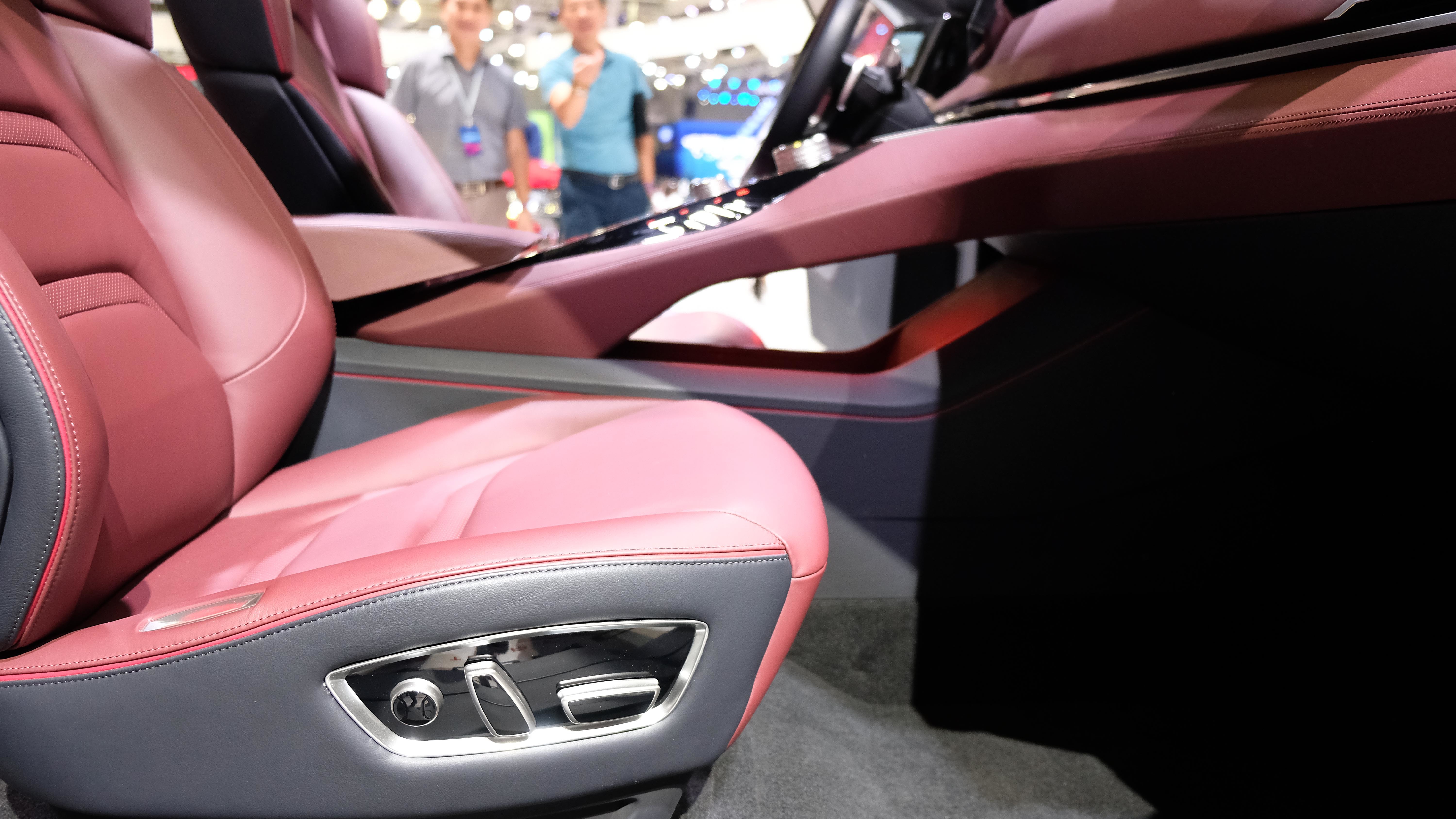 Tuy đây chỉ là mẫu xe ý tưởng nhưng qua quan sát, hàng ghế trước đều có thể chỉnh điện