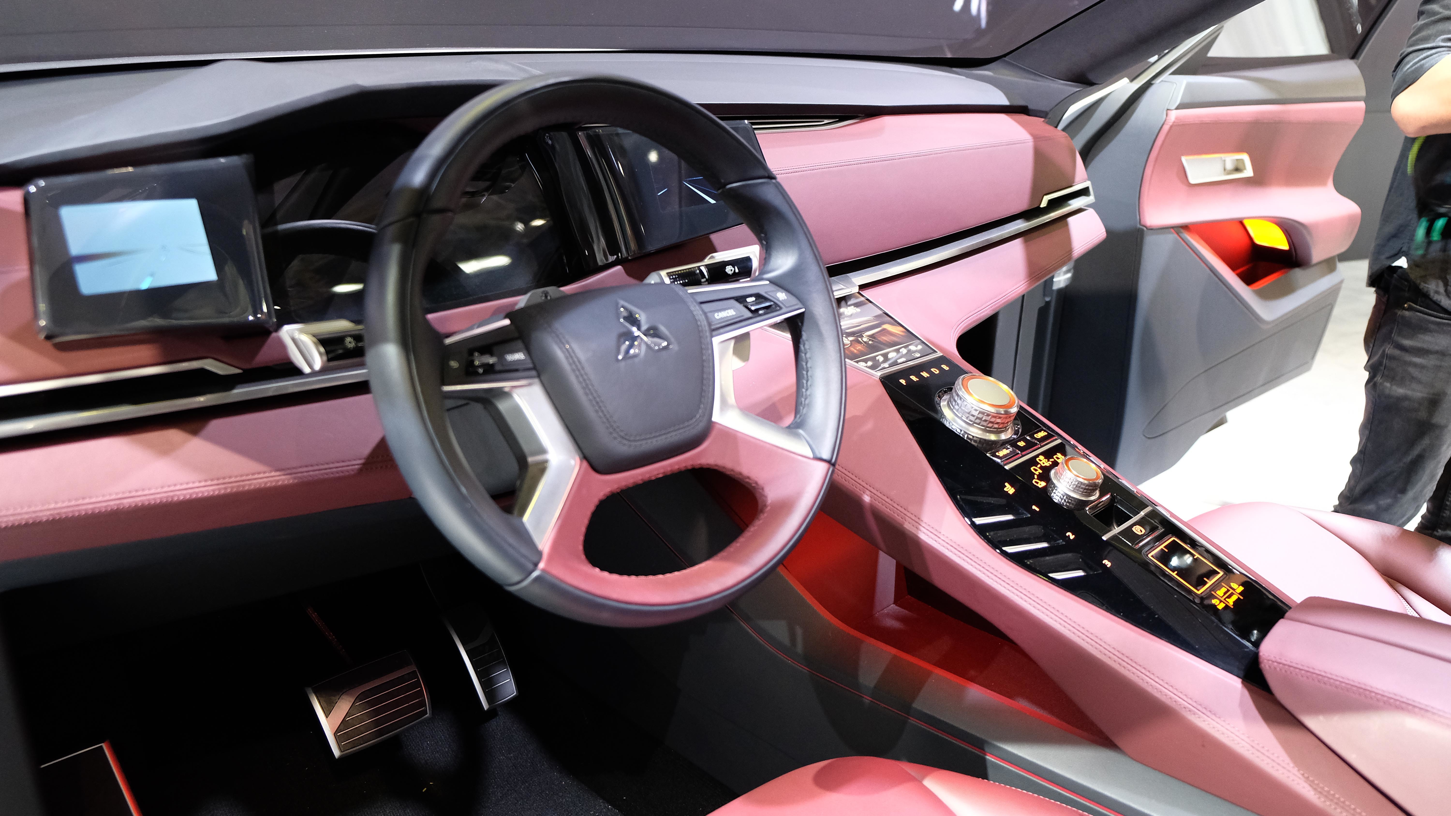 Khoang nội thất được thiết kế hiện đại với màn hình 2 bên vô-lăng hiển thị hình ảnh thay gương chiếu hậu