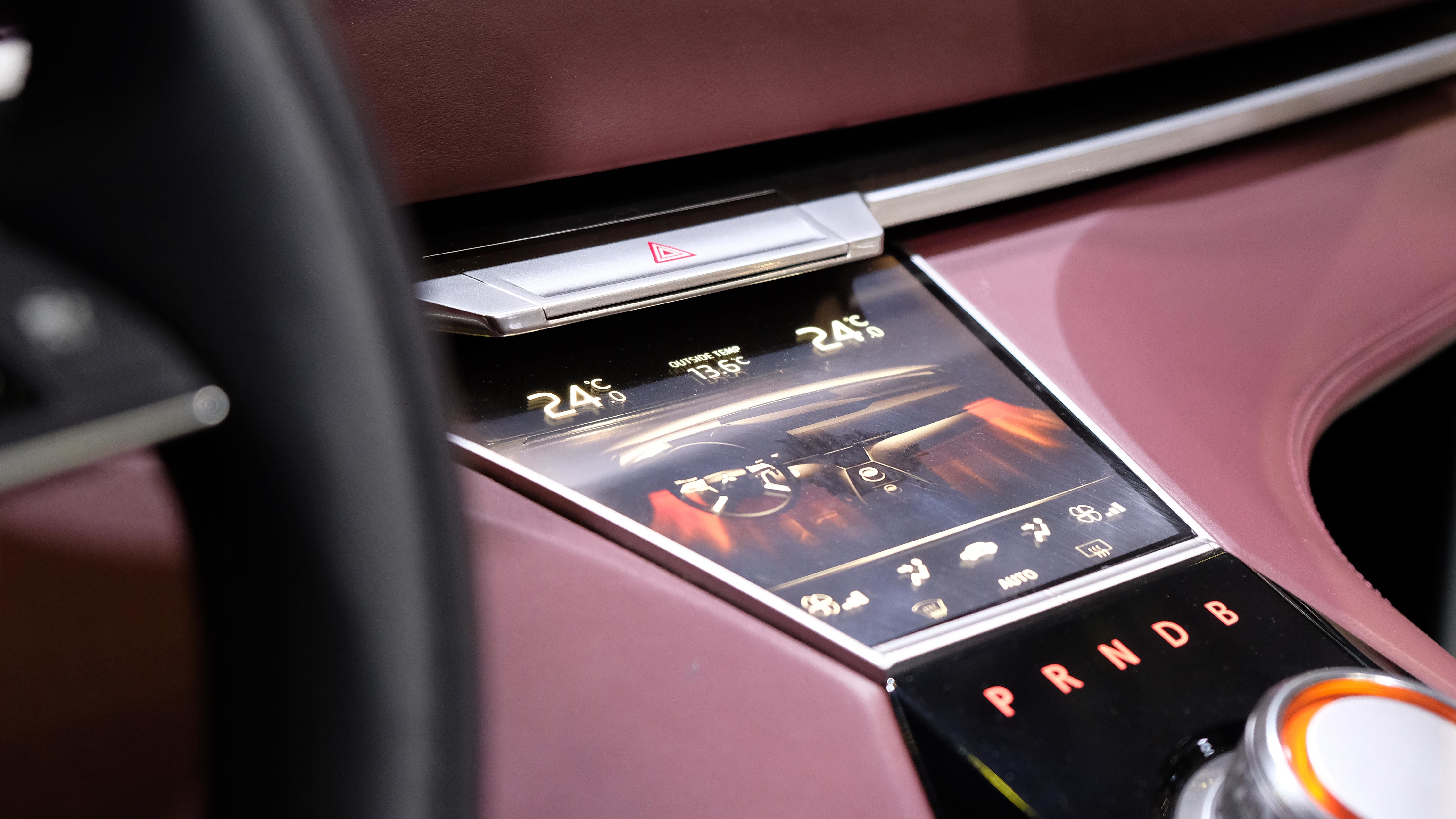 Bảng điều khiển trung tâm là loại màn hình cảm ứng hiện đại, với cần số dạng núm xoay