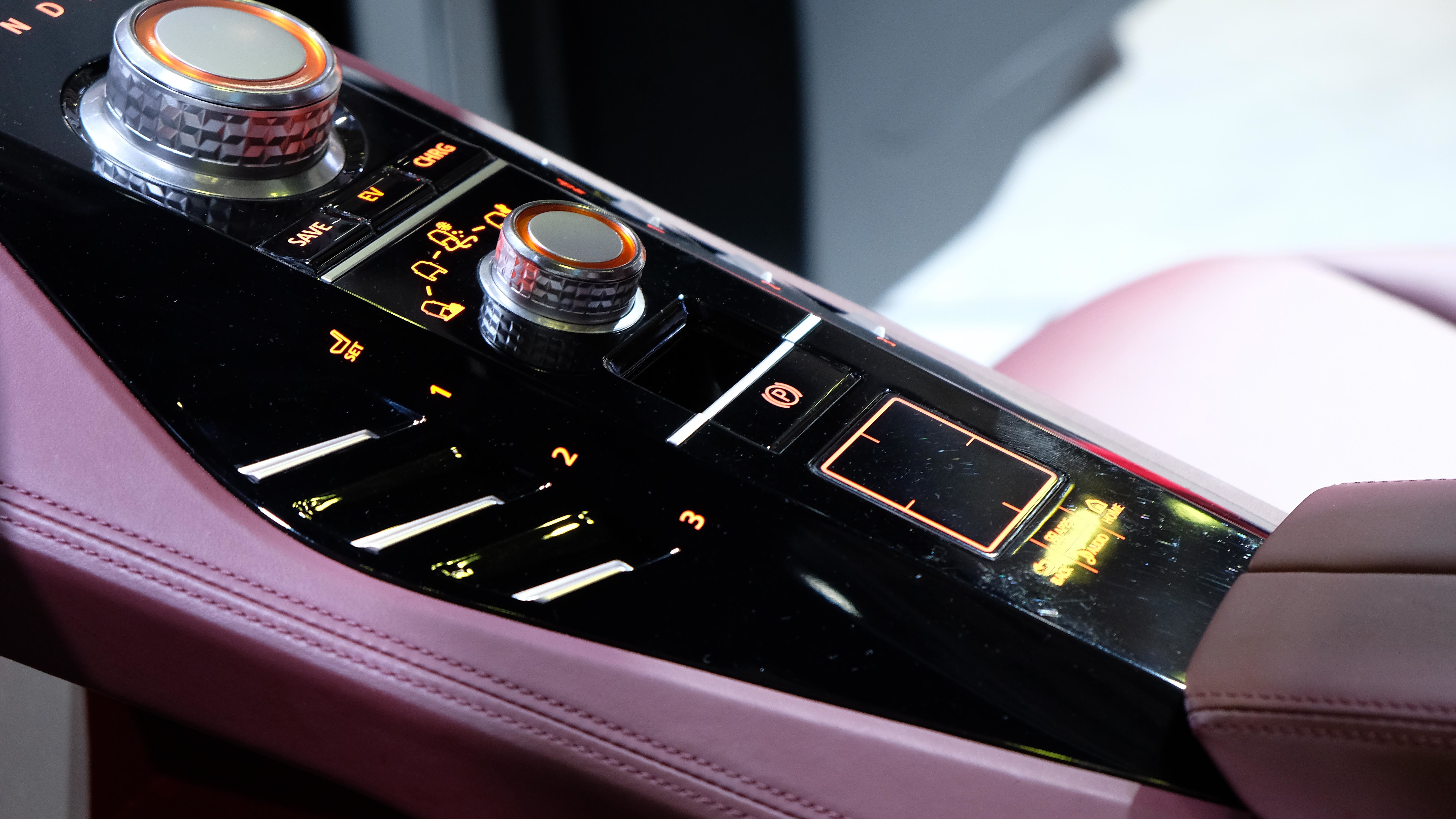Bệ điều khiển trung tâm khiến nhiều người liên tưởng đến những chiếc siêu xe tới từ thương hiệu Lamborghini