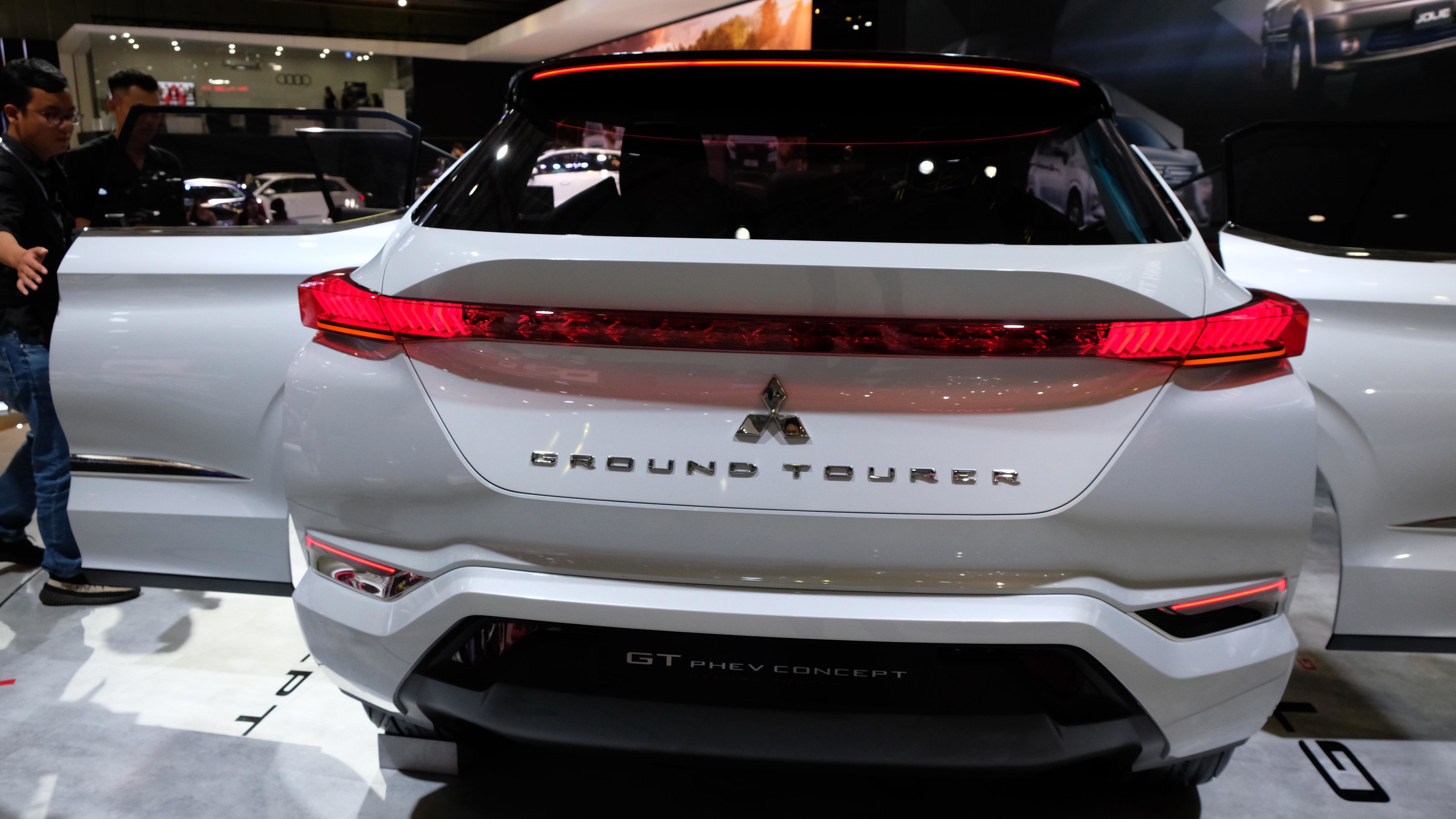 Đèn hậu đuôi xe tạo cảm giác liền mạch, sang trọng đi kèm ốp cản sau cỡ lớn rất thể thao