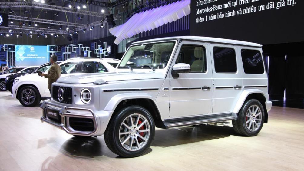 Là một trong những dòng xe SUV mang tính biểu tượng, G-Class mới vẫn giữ dáng thiết kế vuông vức, tạo hình dáng hộp trong mạnh mẽ và nam tính như thế hệ ban đầu. Phần đầu xe sử dụng cụm lưới tản nhiệt dạng thanh ngang quen thuộc (thanh dọc trên bản AMG). Cặp đèn pha trước hình tròn cổ điển nằm sâu bên trong hốc đèn nhưng vẫn nổi bật với viền LED