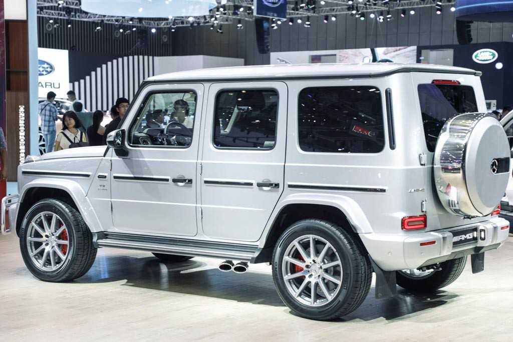 Đèn pha LED High Performance sẽ là trang bị tiêu chuẩn trên G63 mới, ngoài ra khách hàng có thể tùy chọn nâng cấp thành đèn pha Multi-beam LED hiện đại hơn. Cản trước xe cứng cáp nhưng được vuốt lại cong hơn để cải thiện tính khí động học. Phía sau xe vẫn là kiểu hộp vuông với kính hậu thẳng đứng đặc trưng, “đeo ba lô” là một lốp dự phòng