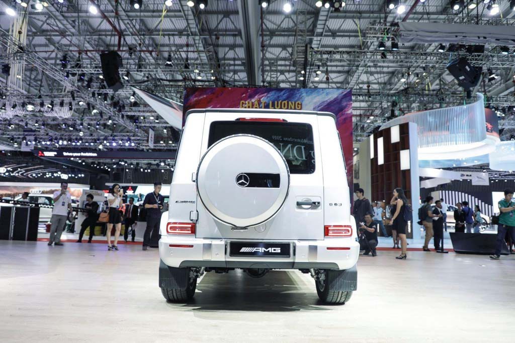 Bước vào bên trong cabin, nội thất của Mercedes G-Class 2019 mới được thiết kế rất sang trọng và trang bị đầy ắp công nghệ hơn so với thế hệ trước. Nội thất G-Class mới từng là chủ đề gây tranh cãi khi nó mới ra mắt, nhiều ý kiến cho rằng G-Class là mẫu xe SUV việt dã, biểu tượng xe ''lội bùn lội suối'' và nó không cần phải quá sang trọng