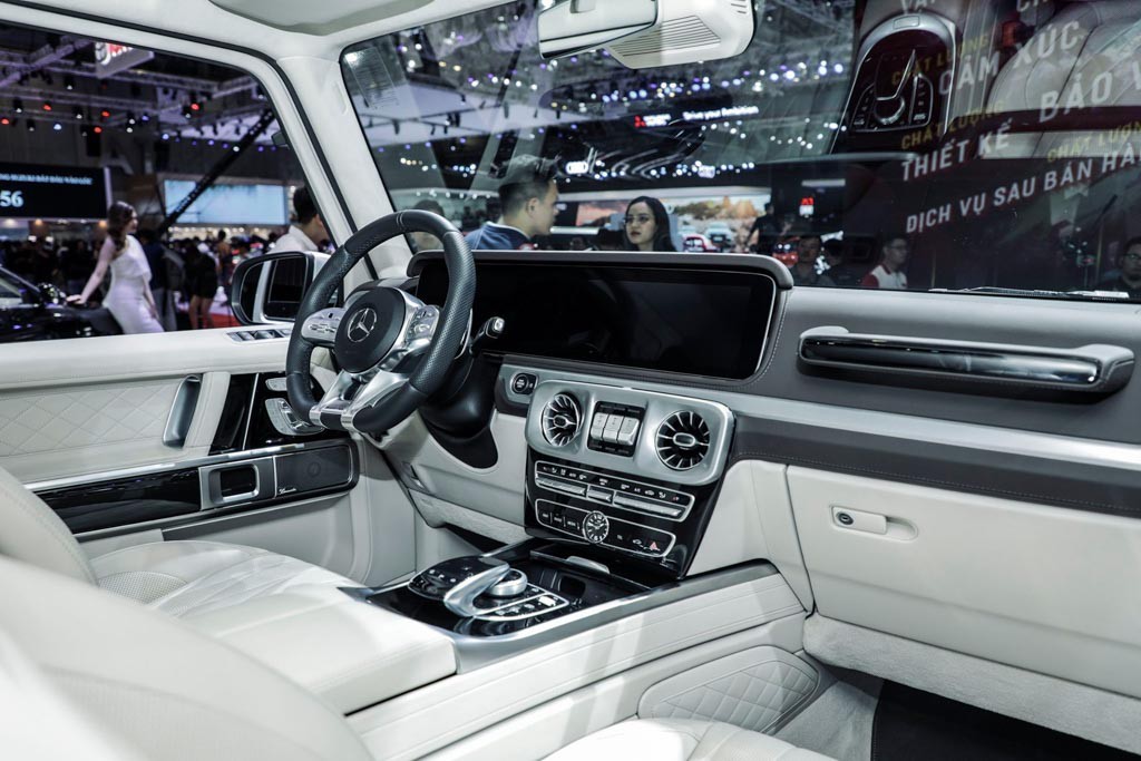 Cabin G-Class sử dụng 2 màn hình kích thước 12,3 inch kéo dài từ cụm đồng hồ hỗ trợ lái sang màn hình giải trí trung tâm tích hợp hệ thông tin giải trí COMAND ONLINE. G-Class được sản xuất tại nhà máy Magna Steyr ở Graz, nước Áo - Nơi lắp ráp chiếc SUV mang tính biểu tượng off-road kể từ năm 1979