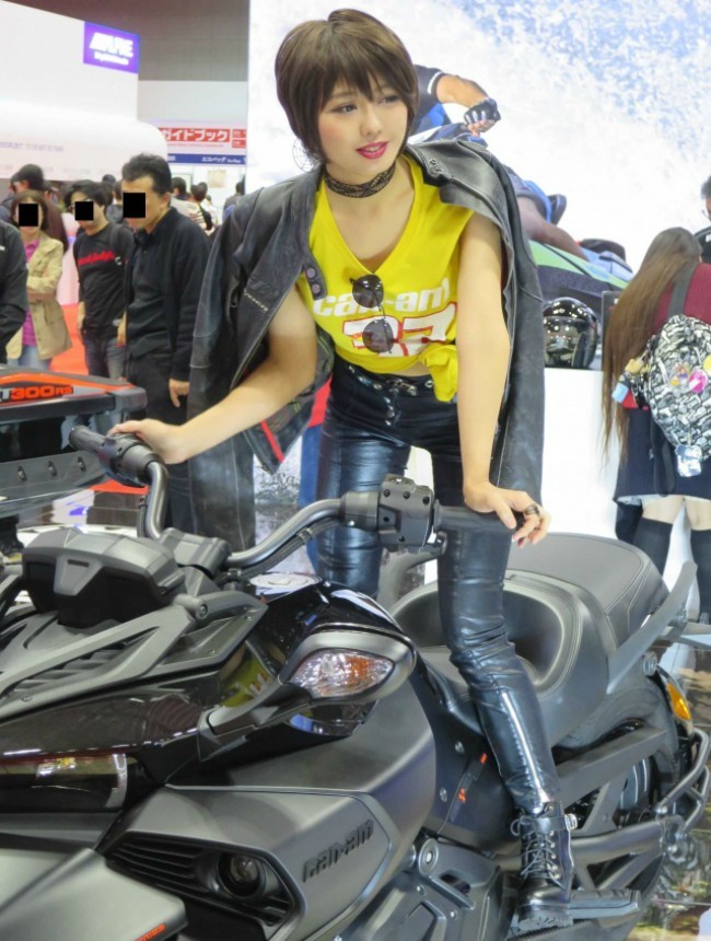 Người đẹp chế ngự chiếc mô tô