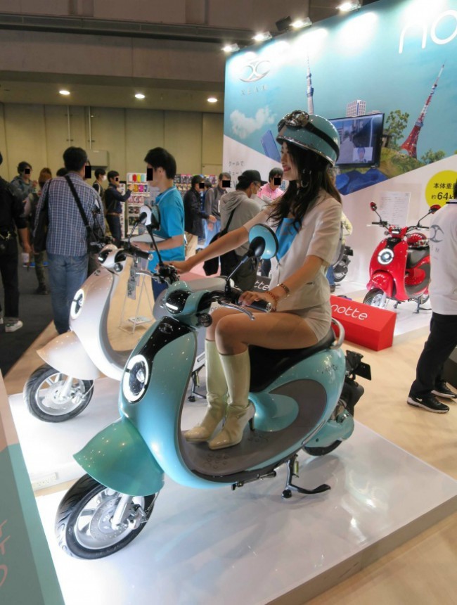 Người đẹp khoe chân dài miên man bên xe tay ga cỡ nhỏ