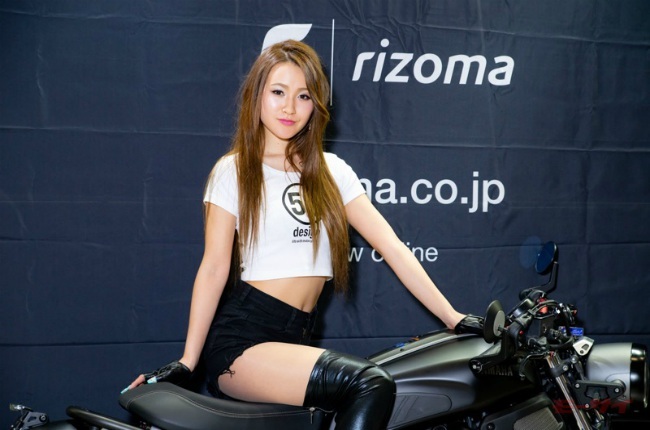 ...là một người đẹp có thân hình bốc lửa bên xế nổ