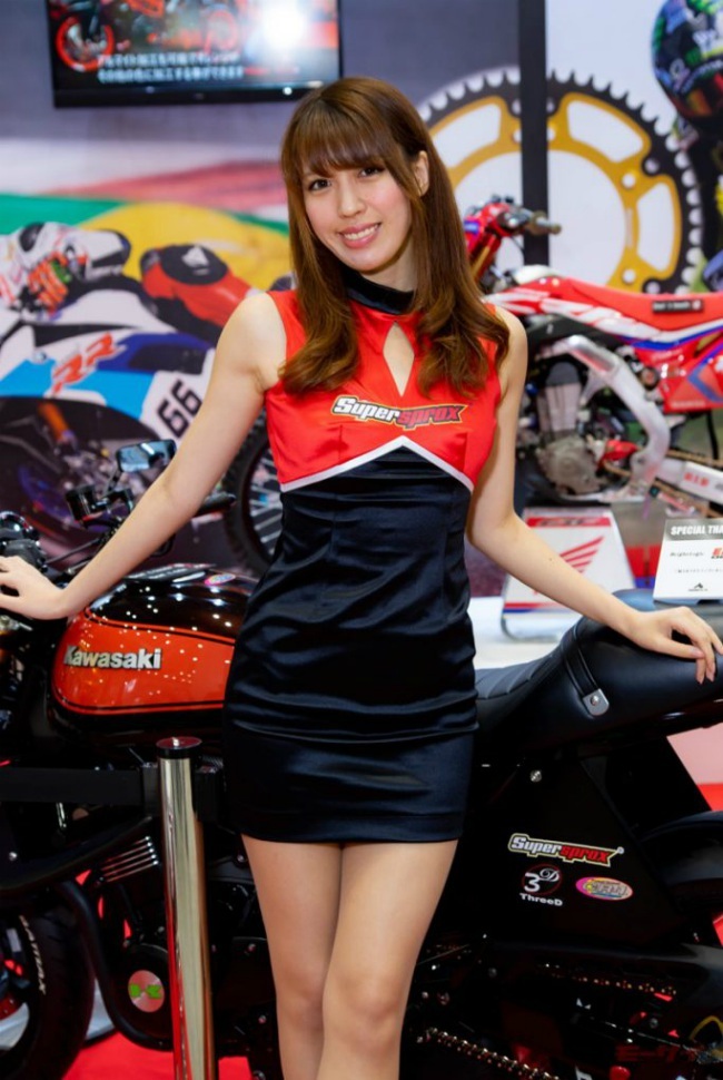 Chân dài có nụ cười tươi rạng rỡ