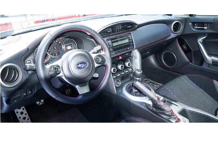 Những thay đổi bên trong Subaru BRZ 2019 mới bao gồm vô lăng đa chức năng kiểu mới, thêm vào đó là cụm đồng hồ tái thiết kế đi kèm vòm chắn nắng và màn hình đa thông tin dạng màu có kích thước 4,2 inch. Màn hình giờ đây hiển thị thêm dữ liệu hiệu suất xe và thời gian hoàn thành vòng đua