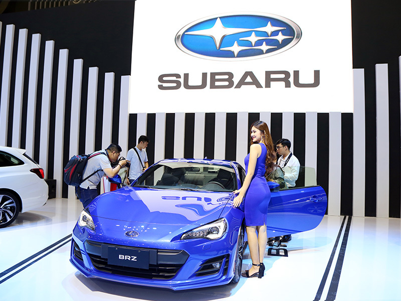 Với những tín đồ JDM thì một chiếc xe dẫn động cầu sau như Subaru BRZ nên được trang bị hộp số sàn để tăng thêm tính trải nghiệm và kết nối giữa chiếc Coupe 2 cửa này với người lái. Các mẫu xe thể thao Subaru BRZ cũng như “người anh em” Toyota 86 trước đó tại Việt Nam hầu hết đều sử dụng hộp số tự động ít nhiều không hấp dẫn như chiếc xe hộp số sàn 6 cấp đang trưng bày ở Việt Nam này