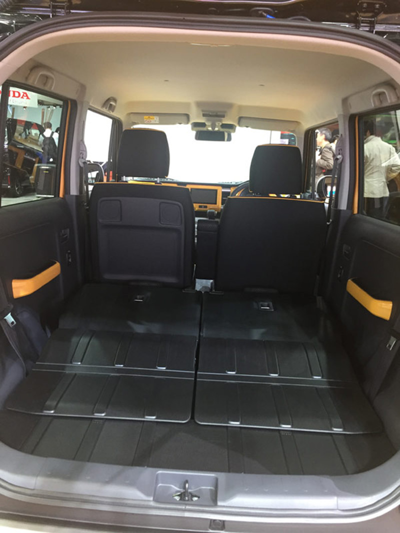 Thậm chí, mẫu xe TJ Cruiser của Toyota, mới ra mắt còn thiết kế cả ghế trước bên cạnh ghế lái, cũng có thể gập phẳng được, giúp xe chuyên chở những hàng hóa cồng kềnh và dài. Các mẫu xe mới này đều thiết kế 2 cánh cửa sau mở tạo ra không gian bên trong khá rộng rãi, để có thể đưa các đồ vật vào và lấy ra dễ dàng