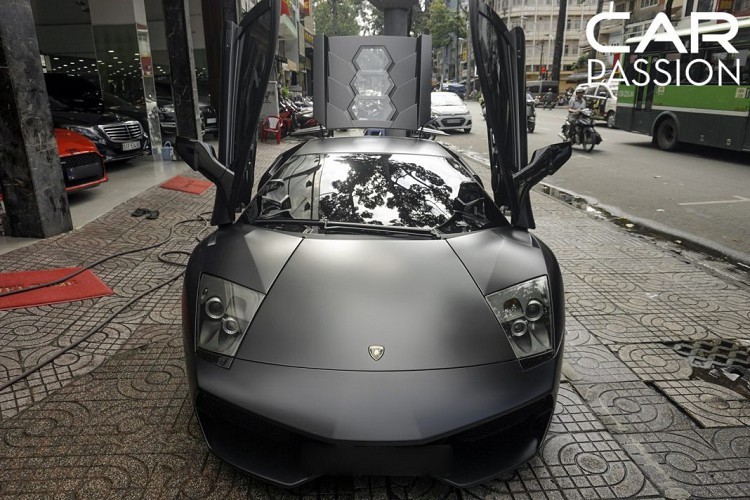 Xe từng thuộc sở hữu của đại gia Minh Nhựa và nằm cùng garage với hàng loạt cái tên hàng hot như : Bugatti Veyron, McLaren 650S Spider, Maserati GranTurismo McStradale