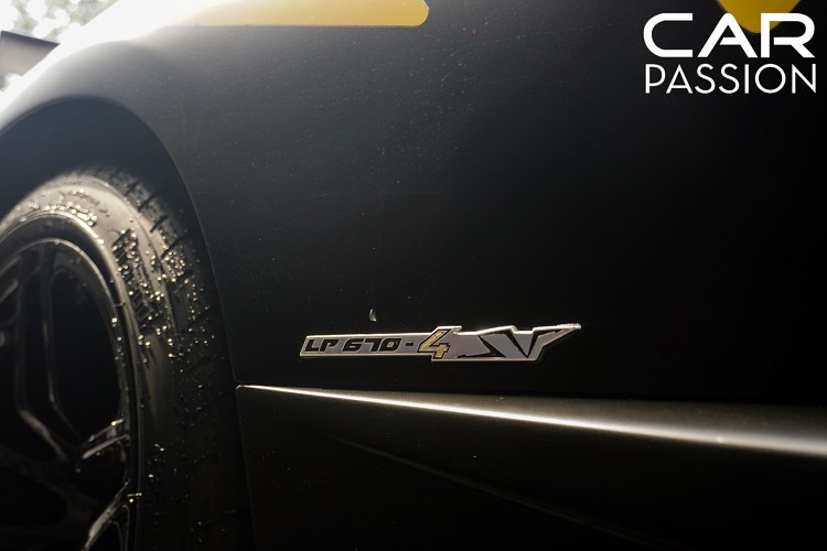 Về tổng thể, Lamborghini Murcielago SV LP670-4 sở hữu lớp sơn đen nhám có tên gọi Nero Nemesis độc đáo, sự kết hợp giữa lớp sơn đen nhám cùng dòng chữ SV vàng nổi bật luôn nhận được rất nhiều lời ngợi khen