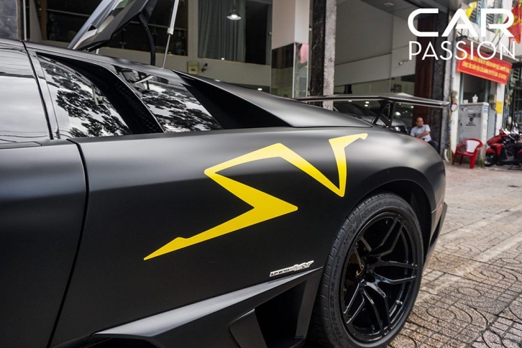 Điểm nhấn trên phần thân xe mạnh mẽ là bộ tem với hai chữ “SV” to bản kết hợp cùng với logo LP670-4 SV nhằm khẳng định đây là một chiếc Lamborghini Murcielago SV thứ thiệt