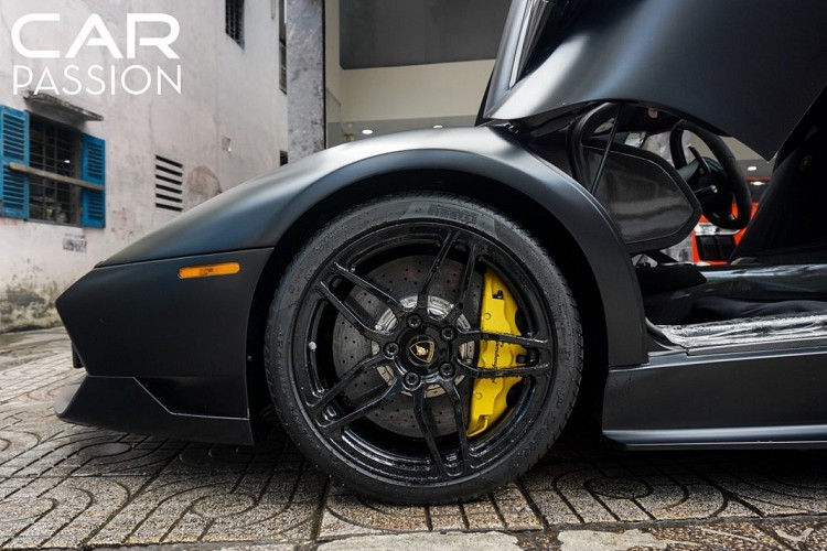 Đuôi xe hầm hố hơn với sự xuất hiện của cánh gió carbon có kích thước khủng, cản va sau được thiết kế lại đóng vai trò của một bộ khuếch tán gió cho phần đuôi xe