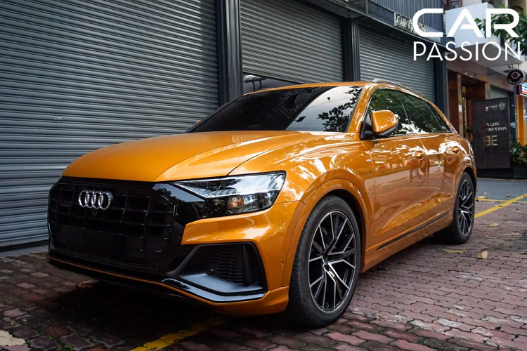 Mẫu xe SUV Audi Q8 chính là mẫu xe mới nhất của Audi thuộc thế hệ Q-Series và sử dụng chung hệ thống khung gầm với chiếc Q7 cũng như siêu SUV Lamborghini Urus, sở hữu thiết kế cơ bắp và to lớn, Audi Q8 trông không khác gì một chiếc Coupe hiệu năng cao, tách biệt khỏi thiết kế có phần truyền thống của một chiếc SUV như trên “đàn anh” Q7