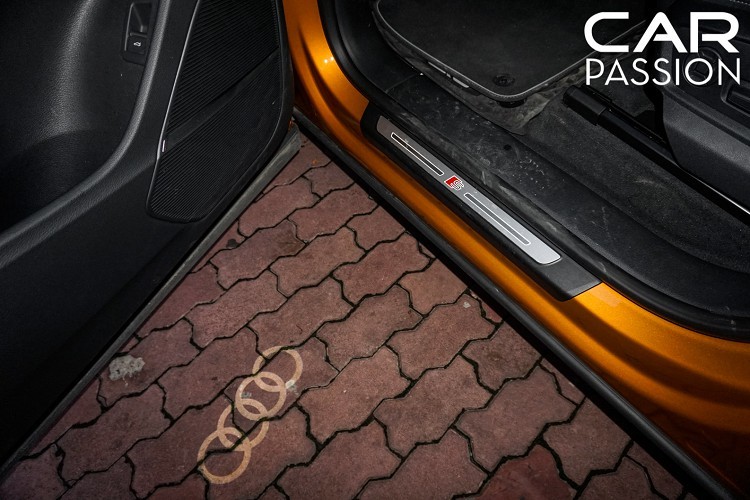 Tựa lưng ghế trên Audi Q8 có thể gập xuống giúp tăng sức chứa của khoang hành lý phía sau lên đến 1.755 lít