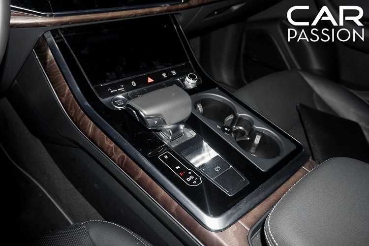 Bệ bước chân xuất hiện logo S-line đẹp mắt cũng như bên dưới cánh cửa có sự xuất hiện của logo bốn vòng tròn phát sáng ấn tượng, khoang cabin được ốp gỗ cao cấp và ngập tràn với các công nghệ hiện đại