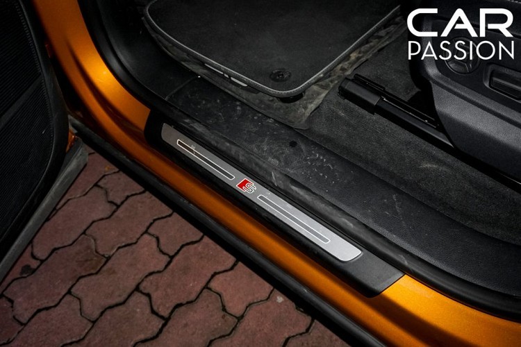 Cụm đồng hồ trung tâm dạng full LCD hiện đại, hàng ghế sau của Audi Q8 rất rộng rãi và thoải mái, được tích hợp điều hòa độc lập, sưởi ghế và được điều khiển thông qua một màn hình cảm ứng nhỏ ở phía sau bệ tì tay của hàng ghế trước