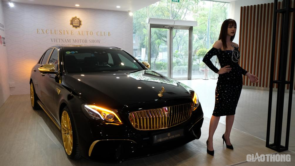 Chiếc xe này được một “lò độ” trong nước mang đến trưng bày tại Vietnam Motor Show 2019 và ngay lập tức thu hút sự chú ý của đông đảo khách tham quan bởi vẻ ngoài xa hoa