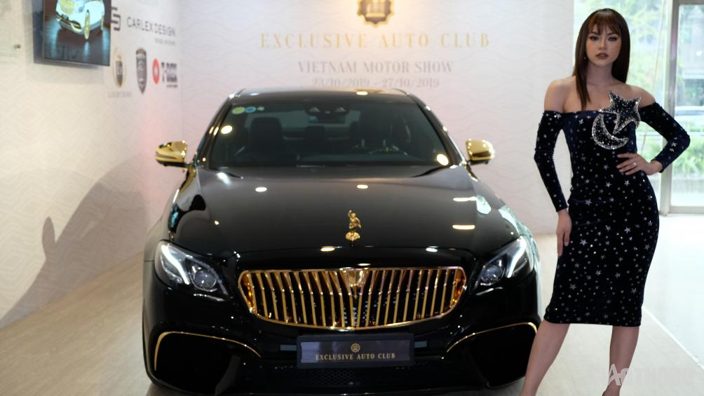 Bên cạnh những thương hiệu danh tiếng với dàn xe trưng bày hùng hậu, Vietnam Motor Show 2019 còn là sân chơi hấp dẫn với khách thưởng lãm nhờ sự xuất hiện của xe độ độc đáo, trong đó có chiếc Mercedes-Benz E300 AMG được dát vàng, thậm chí còn độ carbon