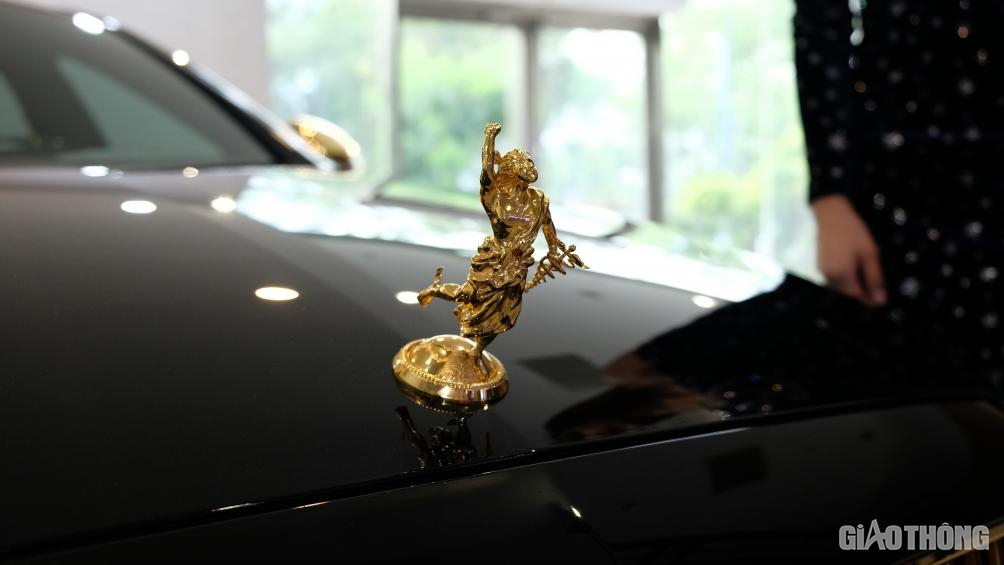 Một điểm ấn tượng nữa ở đầu xe là phần logo “ngôi sao ba cánh” nhô cao của Mercedes-Benz cũng đã được gỡ bỏ, thay vào đó là hình tượng vị thần Hermes trong thần thoại Hy Lạp, trong tư thế chuẩn bị bay lên, tương tự biểu tượng Spirit of Ecstasy trên những chiếc Rolls-Royce