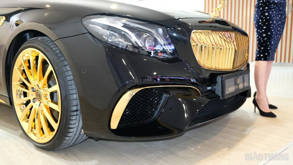 Tuy độ hoàn thiện của biểu tượng này chưa cao những bù lại, việc mạ vàng óng ánh vẫn khiến chiếc Mercedes E300 AMG này trên nên nổi bật