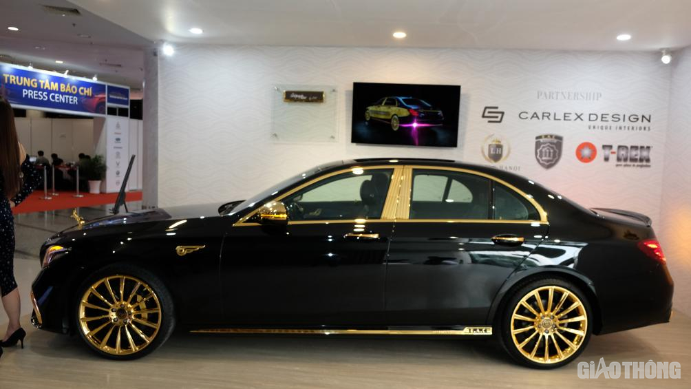 Dễ nhận thấy, dù vẫn giữ màu sơn đen nguyên bản nhưng chiếc xe này vẫn khiến không ít khách tham quan phải trầm trồ khi được mạ vàng thật 24K tất cả các chi tiết kim loại nguyên bản trên xe