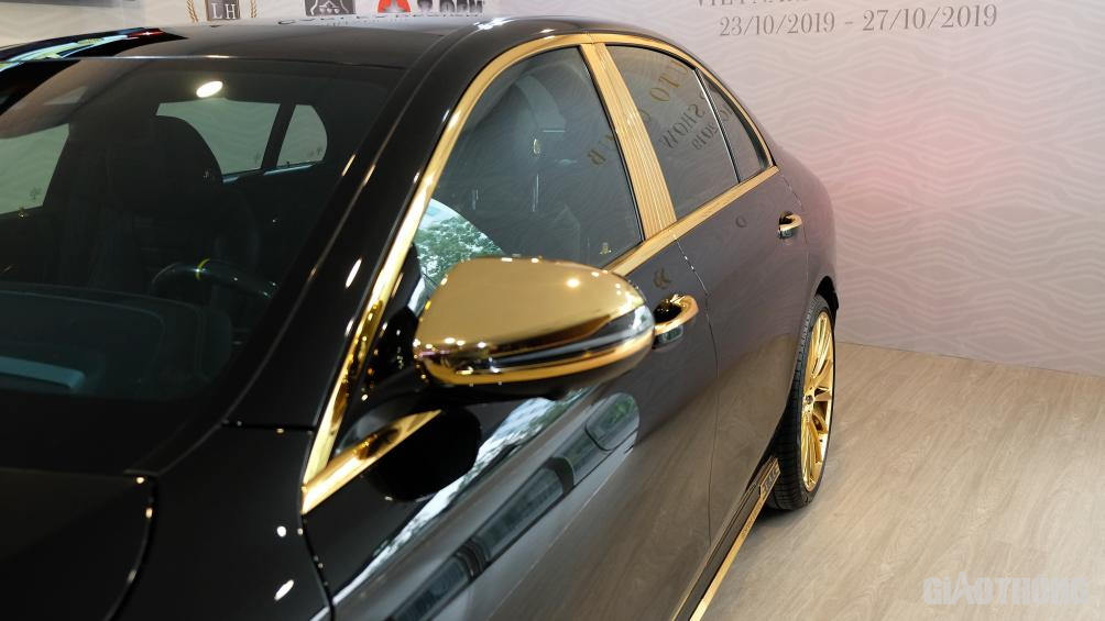 Ngoài ra, thân xe cũng bắt mắt khi toàn bộ viền cửa kính cũng được mạ vàng sáng bóng