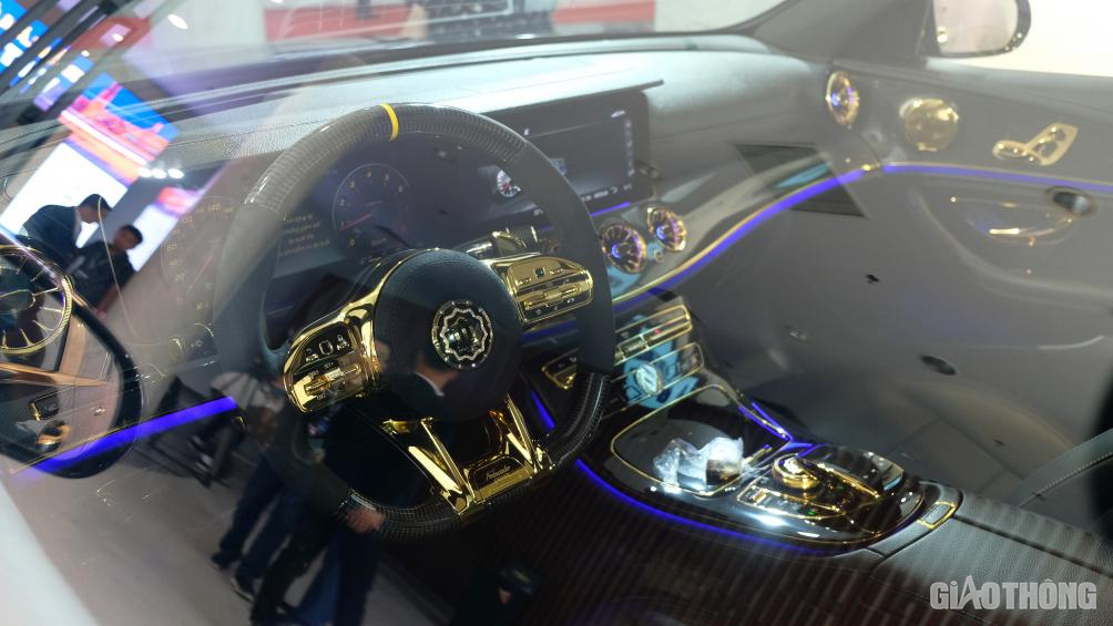 Không dừng lại ở ngoại thất, khoang cabin của chiếc Mercedes-Benz E300 AMG cũng khiến khách hàng “tá hỏa” khi thấy vàng thật hiện diện chói lóa trên rất nhiều chi tiết