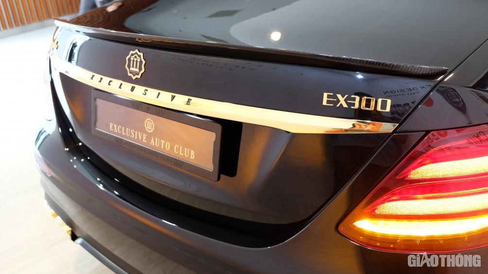 Ở phần đuôi xe, logo Mercedes-Benz cùng toàn bộ tên dòng xe E300 AMG đã được gỡ bỏ, thay vào đó là logo của hãng độ và tên riêng của chiếc xe độ này cũng được mạ vàng