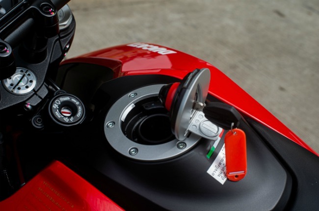 Bình xăng mở bằng khóa