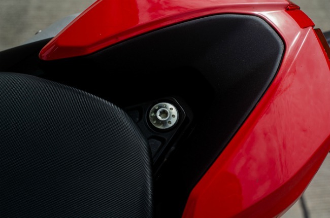 Yên ngồi có thể tháo lắp với hệ thống ốc xoáy