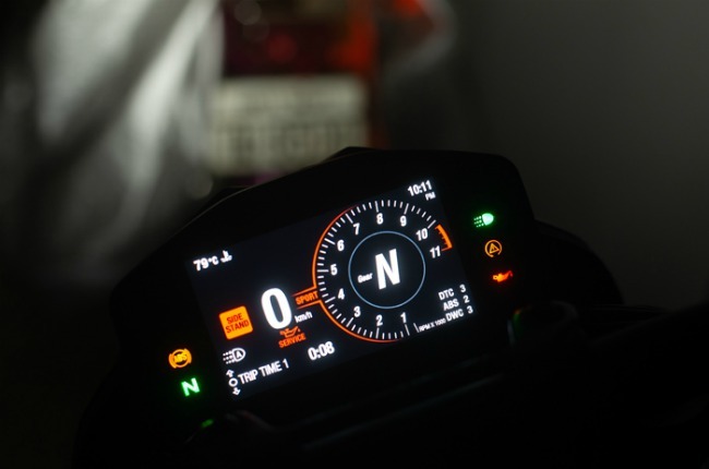 Cận cảnh cụm đồng hồ xe