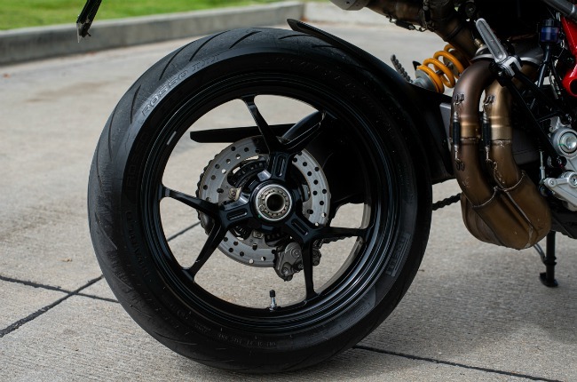 Hệ thống bánh sau xe với cánh tay trục cỡ lớn