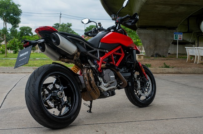 Xe nhìn cao ráo, hoành tráng, tốc độ chạy cực mạnh