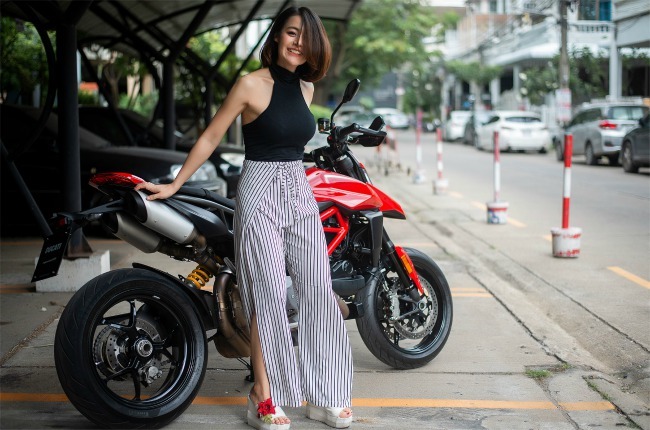 Dù có đôi chút lo ngại nhưng mỗi khi chế ngự được “ngựa hoang” Hypermotard 950 đảm bảo người lái xe cảm thấy thực sự thoải mái và chạy rất thoáng nhờ xe cao