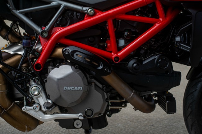 Cận cảnh hệ thống động cơ xe. Mẫu xế này cũng có nhiều trang bị công nghệ hiện đại như hệ thống kiểm soát bám đường, ABS cua góc, chống bốc đầu và nhiều trang bị khác