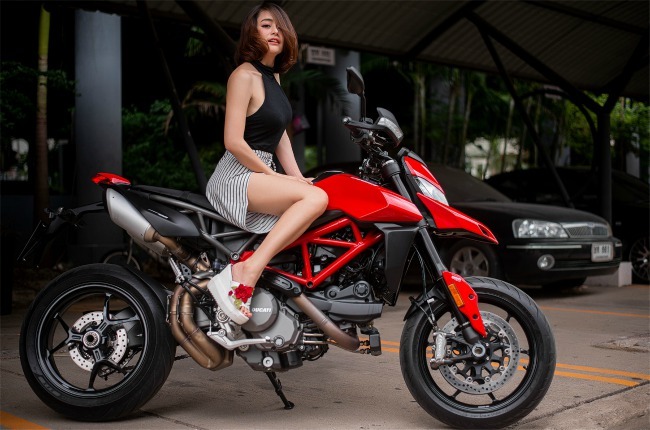 Thiết kế với ngoại hình ấn tượng, phong cách thể thao, thanh tay lái mở rộng, mình xe hẹp, bộ khung gầm hàng khủng tạo nên hình ảnh một mẫu xe hoành tráng, nổi bật trên đường phố