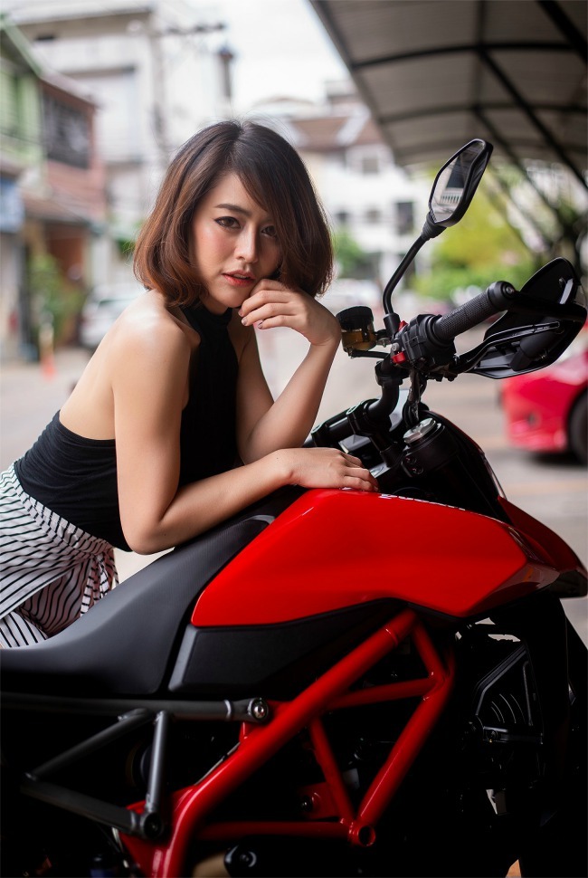 Hypermotard có thiết kế các tấm ốp tối giản nhưng vẫn toát lên vẻ đẹp mạnh mẽ mà không trần trụi