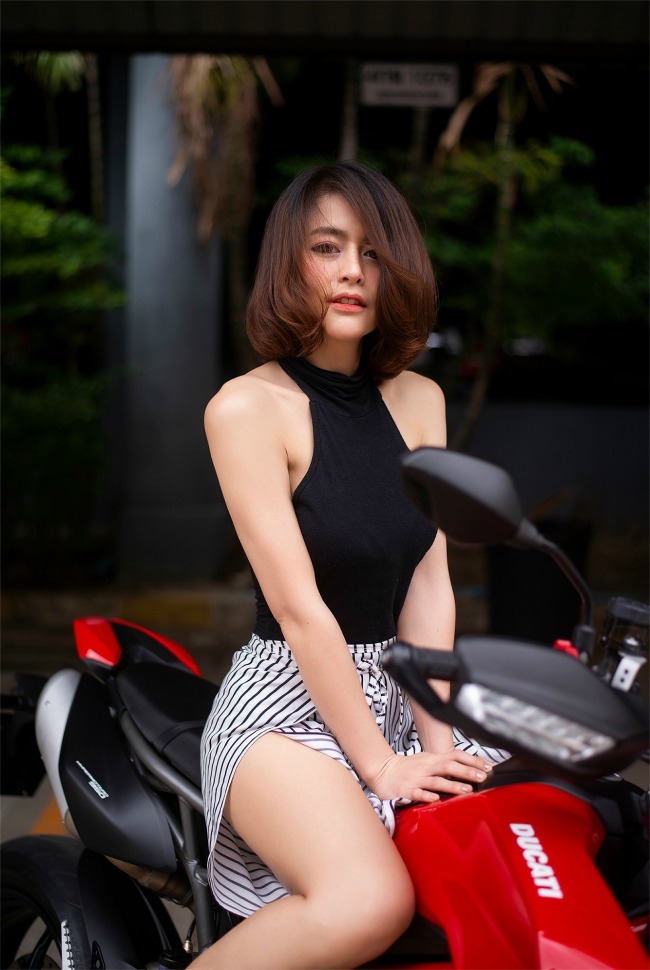 Người đẹp chinh phục chiếc xe mang vẻ đẹp quyến rũ