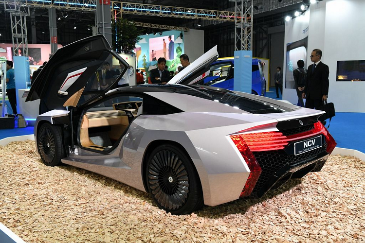 Một số chi tiết trên xe được làm từ vật liệu tái chế có thể kể tới như phần thân, cửa và mui xe... Việc sử dụng các vật liệu tái chế từ nông nghiệp và thực vật ngoài giúp chiếc xe thân thiện hơn với môi trường còn mang tới yếu tố giảm trọng lượng khô của xe