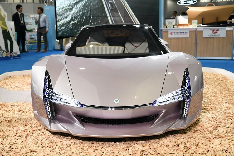 Sản phẩm xe ô tô tái chế này được thổi một làn gió mới với ngôn ngữ sáng tạo tương tự như các mẫu siêu xe đắt tiền. Thoạt nhìn, mẫu xe này khiến người ta dễ dàng nhớ tới chiếc Chrysler ME Four-Tw 12 đã từng khiến giới báo chí tốn không ít giấy mực