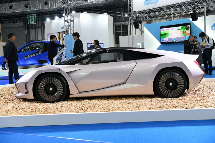 Bên trong khoang nội thất, mẫu xe được làm bằng vật liệu tái chế này chủ yếu sử dụng các thành phần như gỗ và da cao cấp với thiết kế khá đơn giản nhưng không kém phần tinh tế