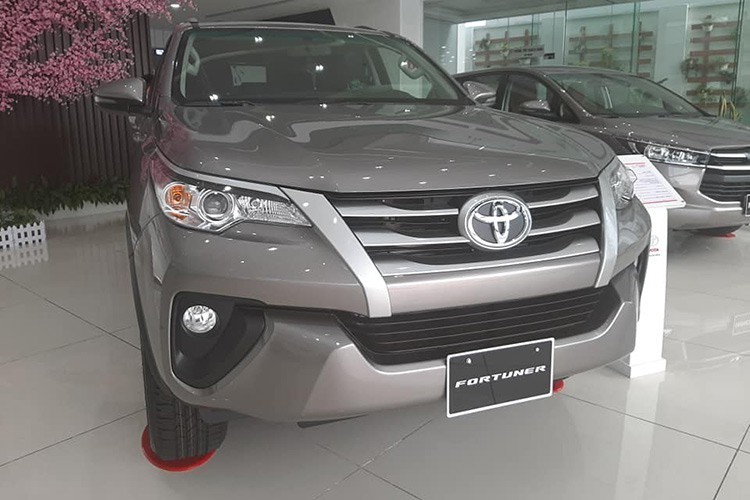 Cụ thể, bản Toyota Fortuner máy dầu số sàn tiêu chuẩn sử dụng động cơ dầu 2.4L tại các đại lý chính hãng hiện đang giảm giá tới 115 triệu đồng. Biến thể dùng hộp số tự động có mức giảm thấp hơn là 60 triệu đồng