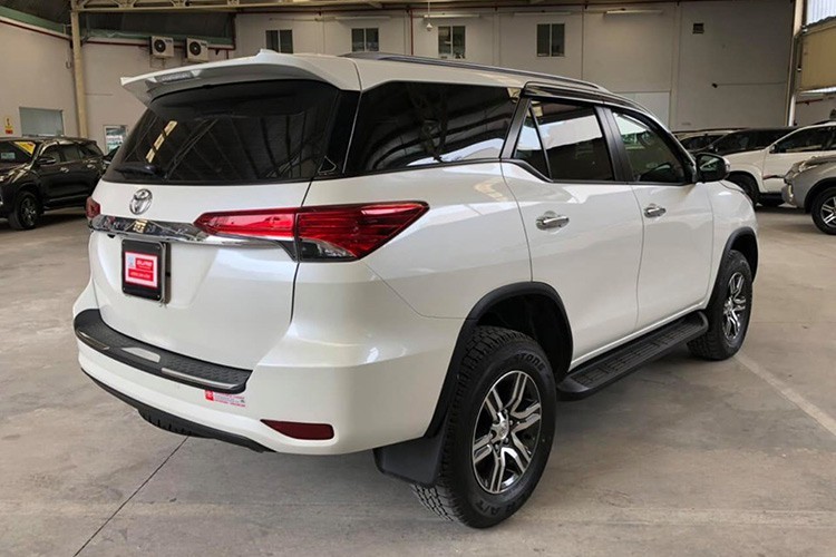 Toyota bắt đầu bán Fortuner lắp ráp từ tháng 6/2019. Riêng bản nhập khẩu 2 cầu 2.7 AT và bản lắp ráp kèm gói phụ kiện thể thao TRD đến đại lý vào tháng 8, tháng 9. Đây là bước chuyển định hướng kinh doanh trong 2019 của hãng xe hiện nắm thị phần lớn nhất trên thị trường ôtô Việt